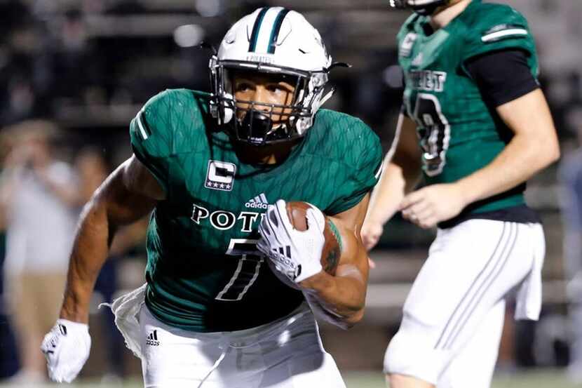 Mesquite Poteet RB Seth McGowan gets a handoff for a first down from QB Dalton Dale (10)...