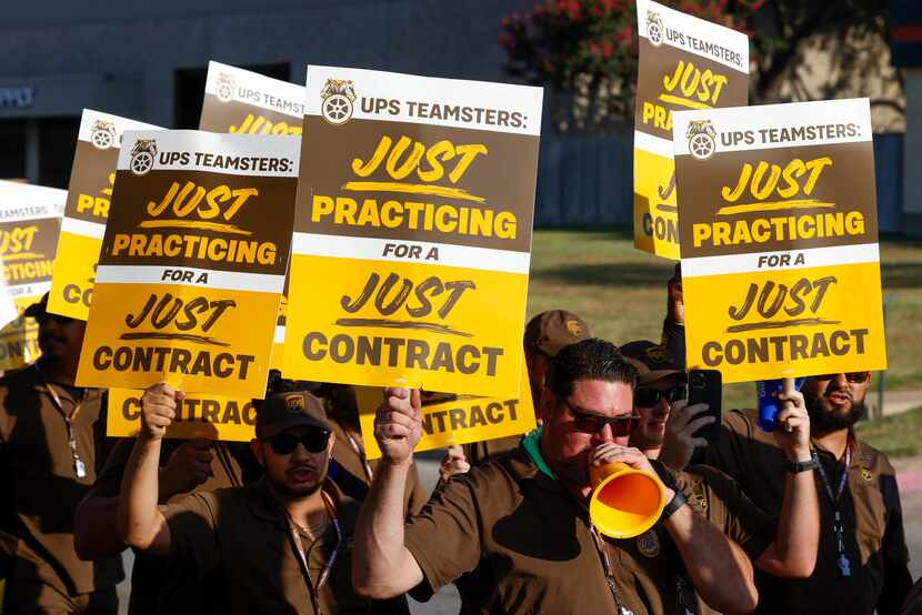 Trabajadores de UPS encabezaron una protesta en reclamo por mejores salarios, el 12 de julio...