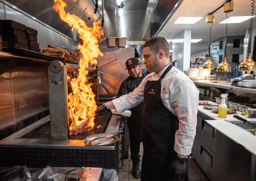 El chef Rodrigo Lomelí trabajando en la cocina del restaurante The Mexican en Dallas, el 3...