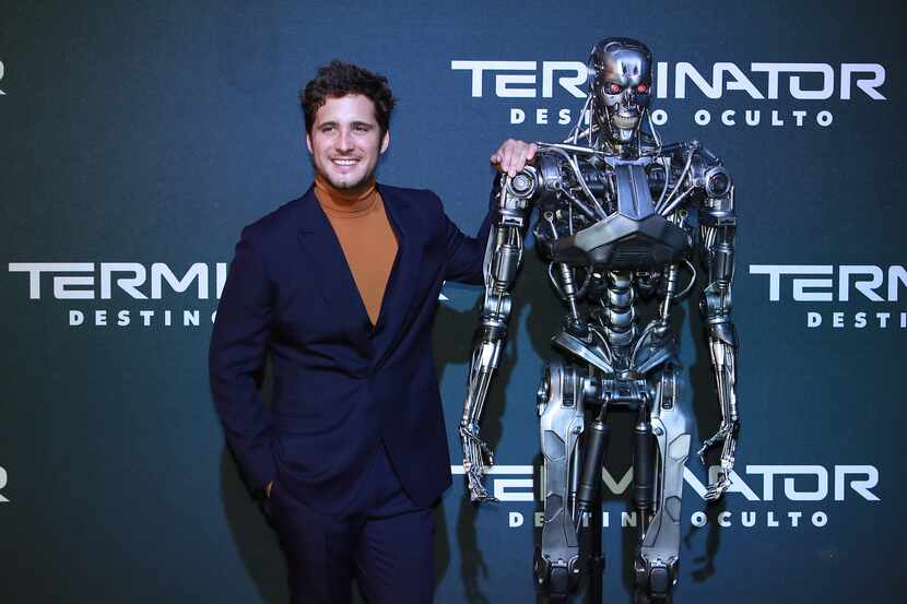 Diego Boneta posa para la promoción de la película Terminator: Dark Fate.