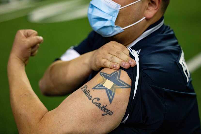 Richard Gonzales recibió su vacuna durante una fiesta para ver el draft de la NFL en The...