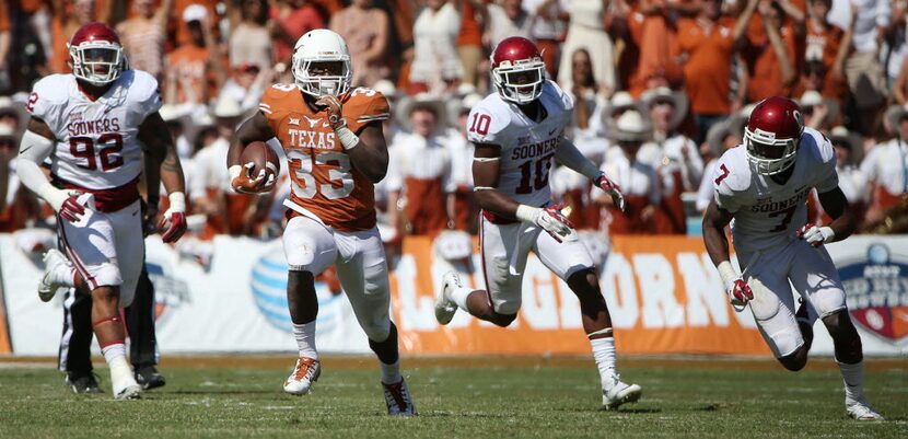 Texas Longhorns running back D'Onta Foreman (33) runs for 81 yards in the third quarter ....