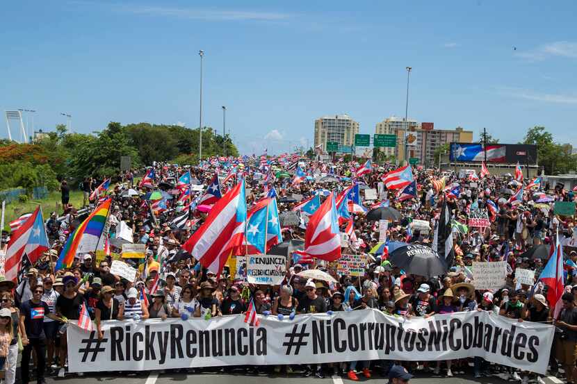 Miles de personas marcharon el lunes en San Juan, exigiendo la renuncia del gobernador...