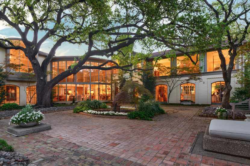 This estate was sold off-market by the luxury firm Allie Beth Allman & Associates.
