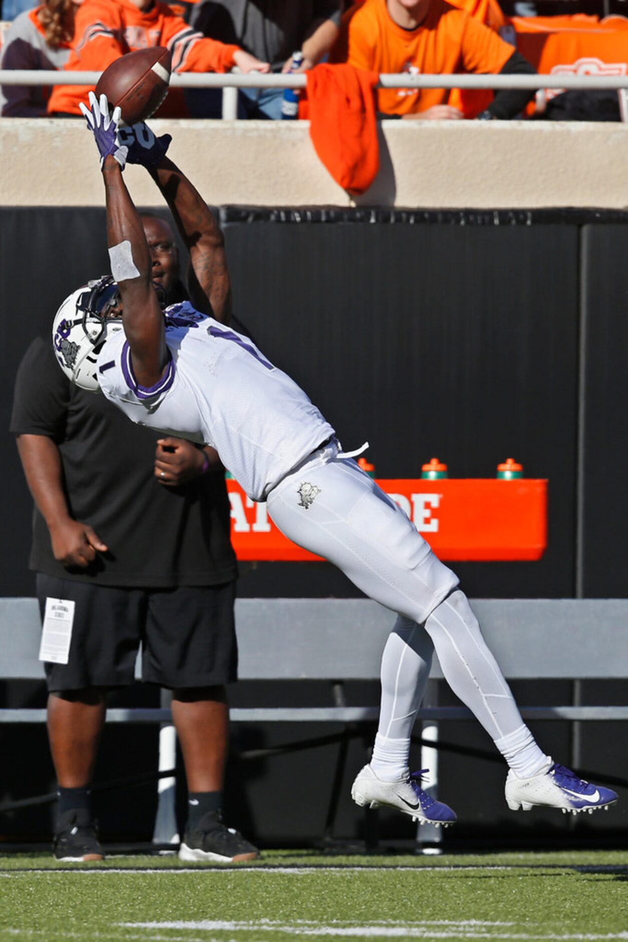 TCU wide receiver Jalen Reagor (1) catches a pass all alone in the first half of an NCAA...