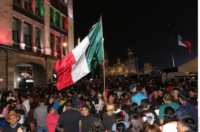 Miles de mexicanos se congregaron frente al Palacio de Gobierno durante el Grito de la...