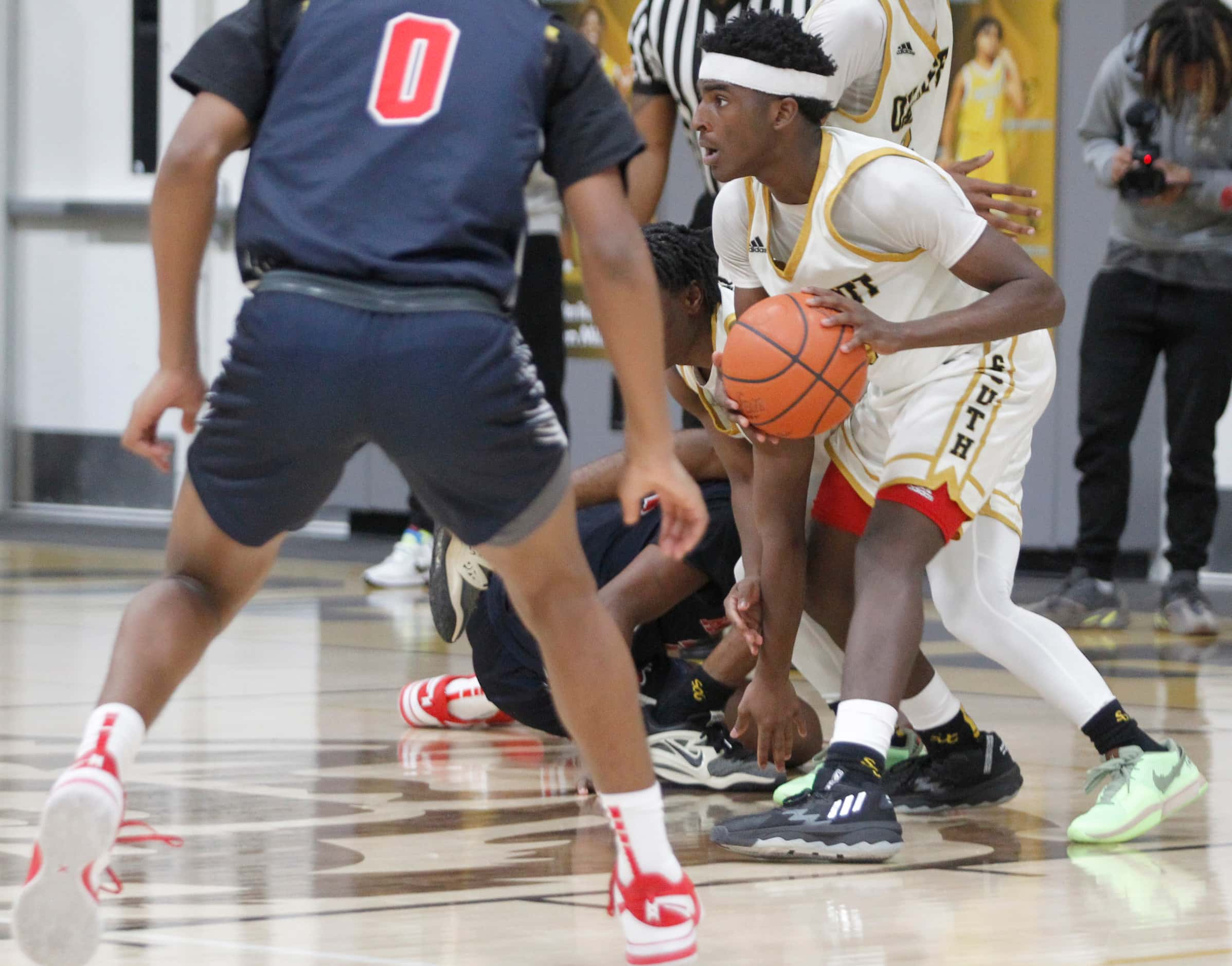South Oak Cliff's Devion Wilson (15), right, looks to clear the ball after coming up with a...