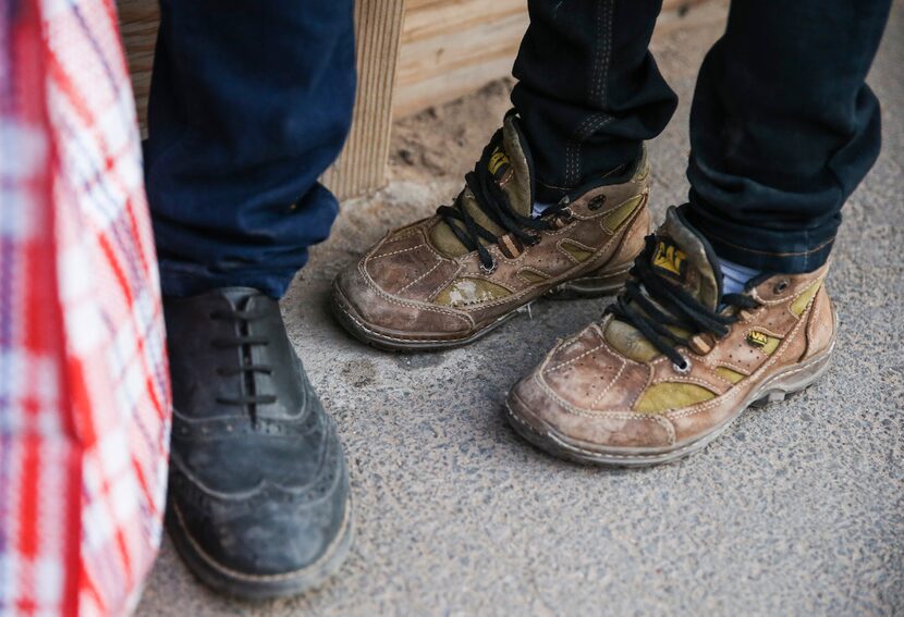 Los zapatos de Carlos Joaquín Salinas y su hijo Fernando Salinas, en la estación de camiones...