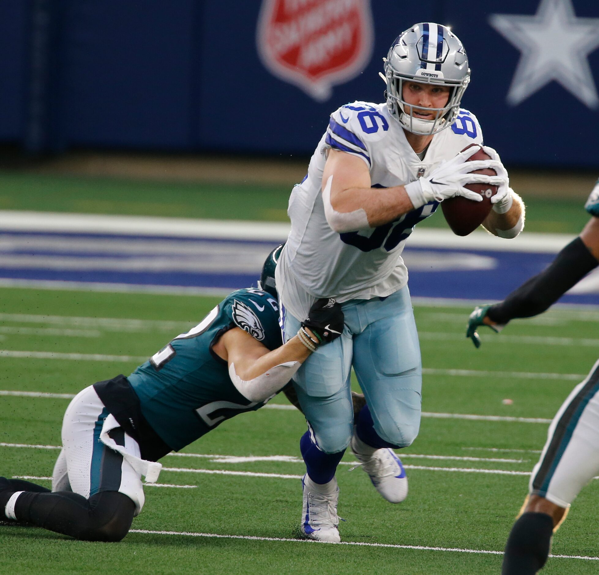 Dallas Cowboys tight end Dalton Schultz (86) grabs a pass during the first half of a NFL...