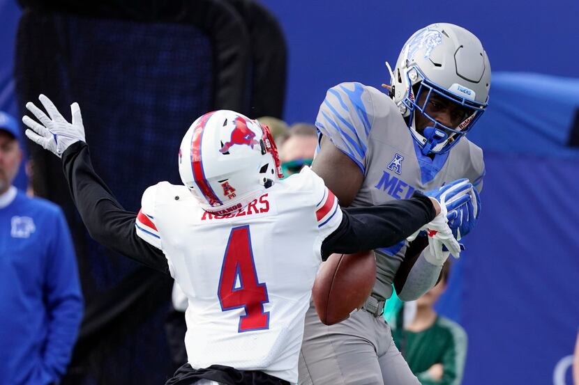 SMU cornerback Jahari Rogers (4) breaks up a pass intended for Memphis wide receiver Roc...