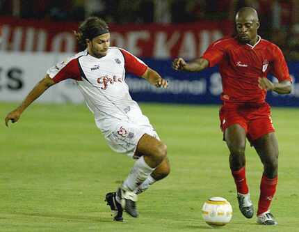 Juan Diego González del Deportivo Independiente Medellin (izq.) durante el partido jugado en...