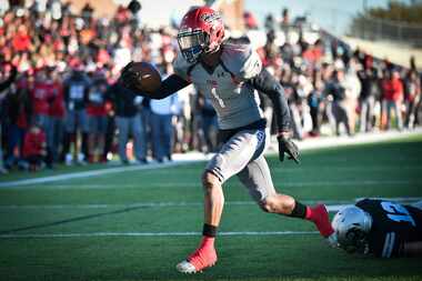 Cedar Hill junior running back Joshua Fleeks (1) runs in for the touchdown at Newsom...