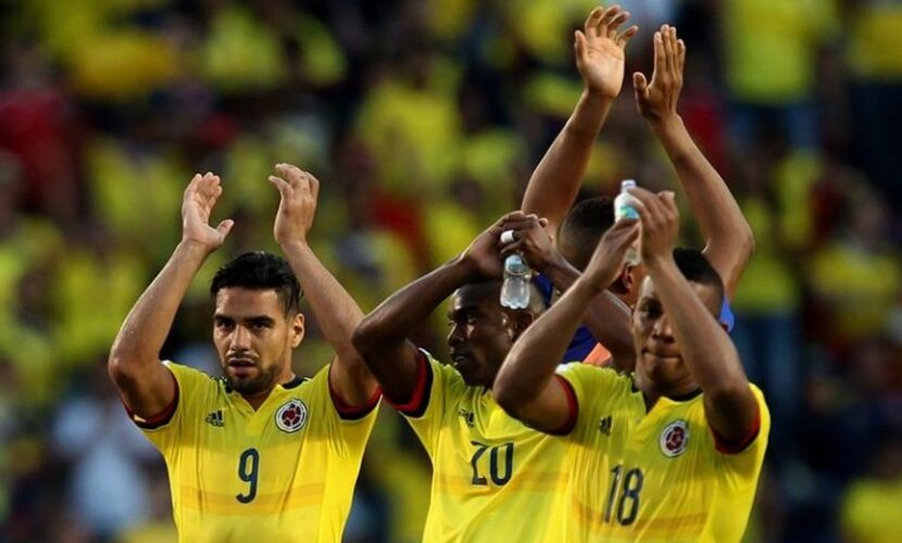 Los jugadores de la selección Colombia Radamel Falcao García (i), Fabián Castillo (c) y...