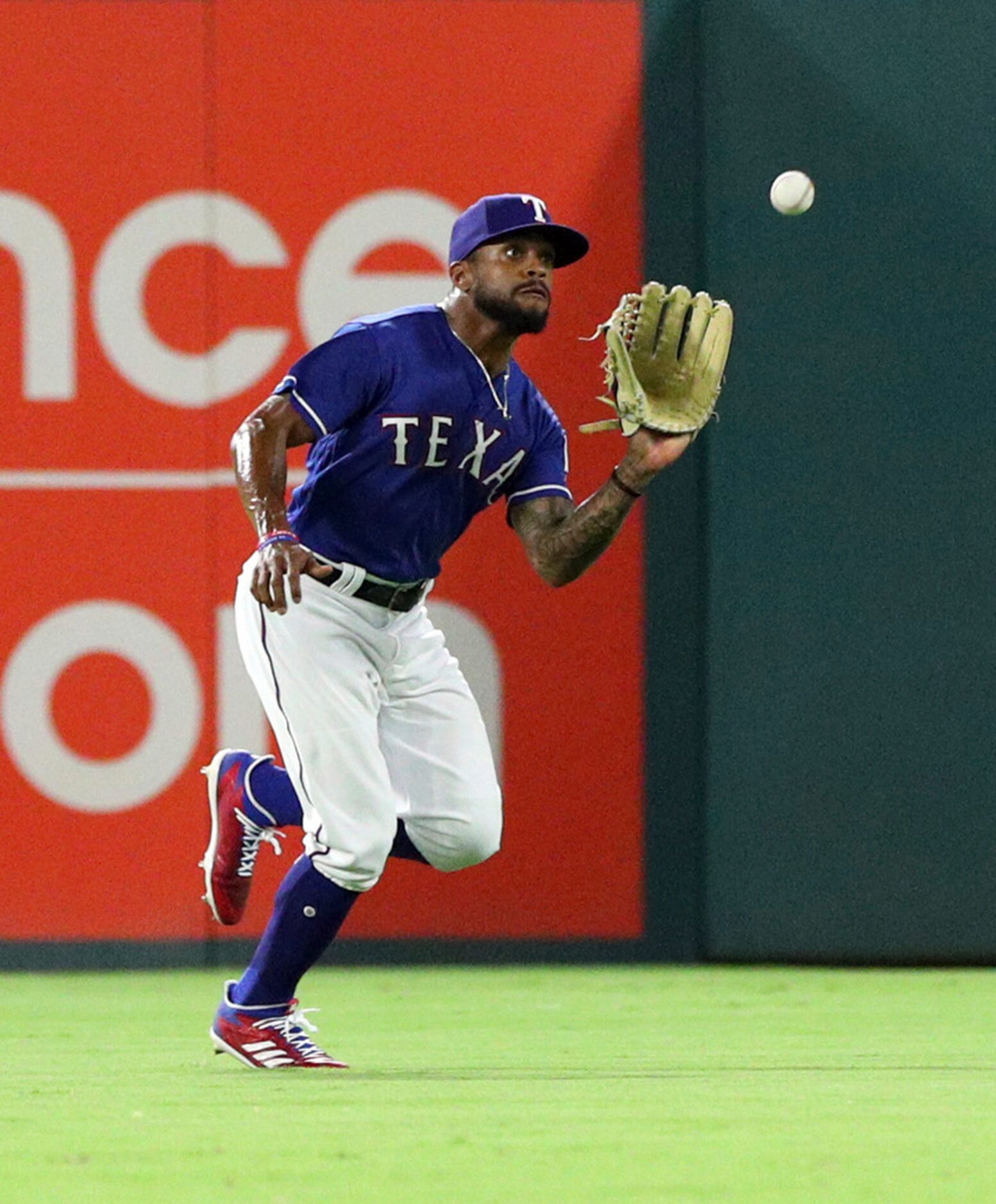 Texas Rangers center fielder Delino DeShields (3) catches a line drive by Los Angeles...