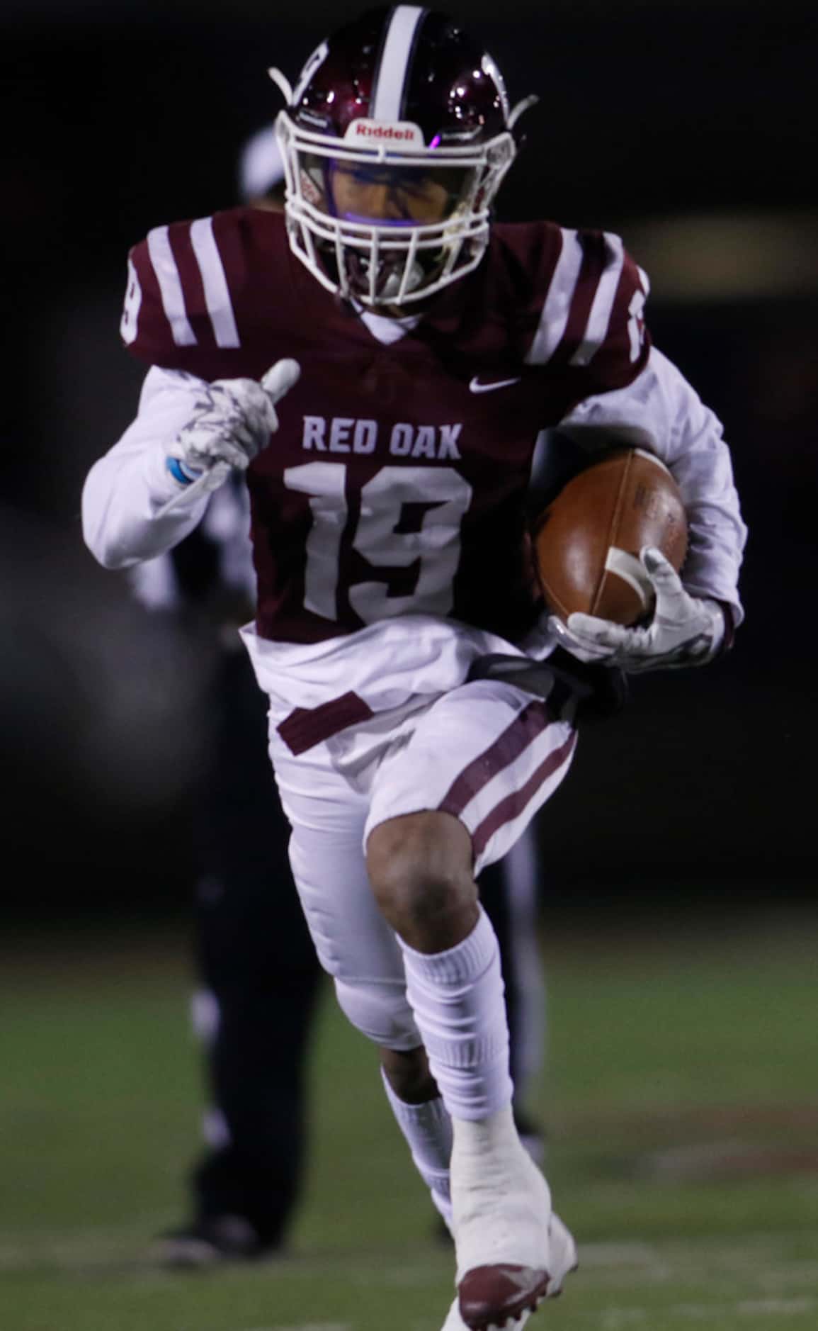 Red Oak receiver Coby Cavil (19) rushes for a first quarter touchdown during their game...