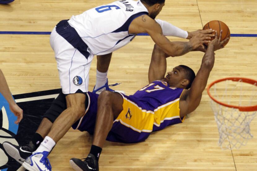 Los Angeles Lakers center Andrew Bynum (17) looks for an open teammate as Dallas Mavericks...