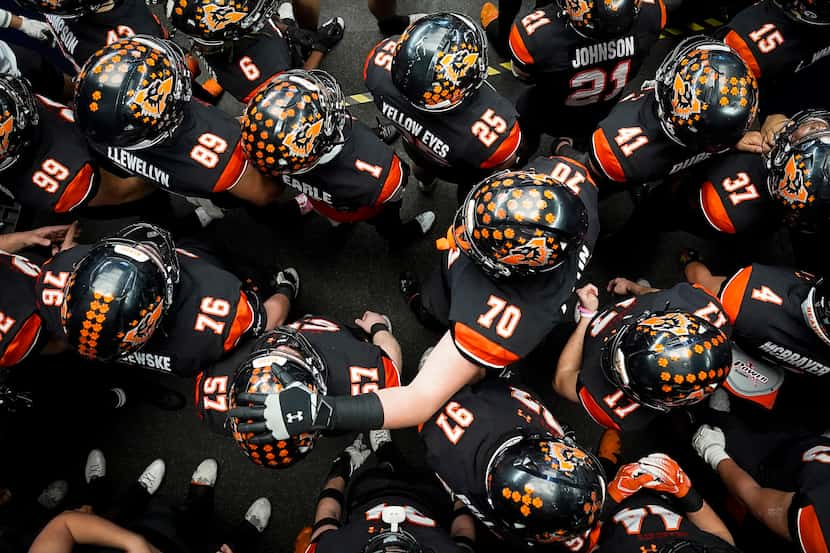 Aledo players, including offensive lineman Jurrien Loftin (70) and offensive lineman Brady...