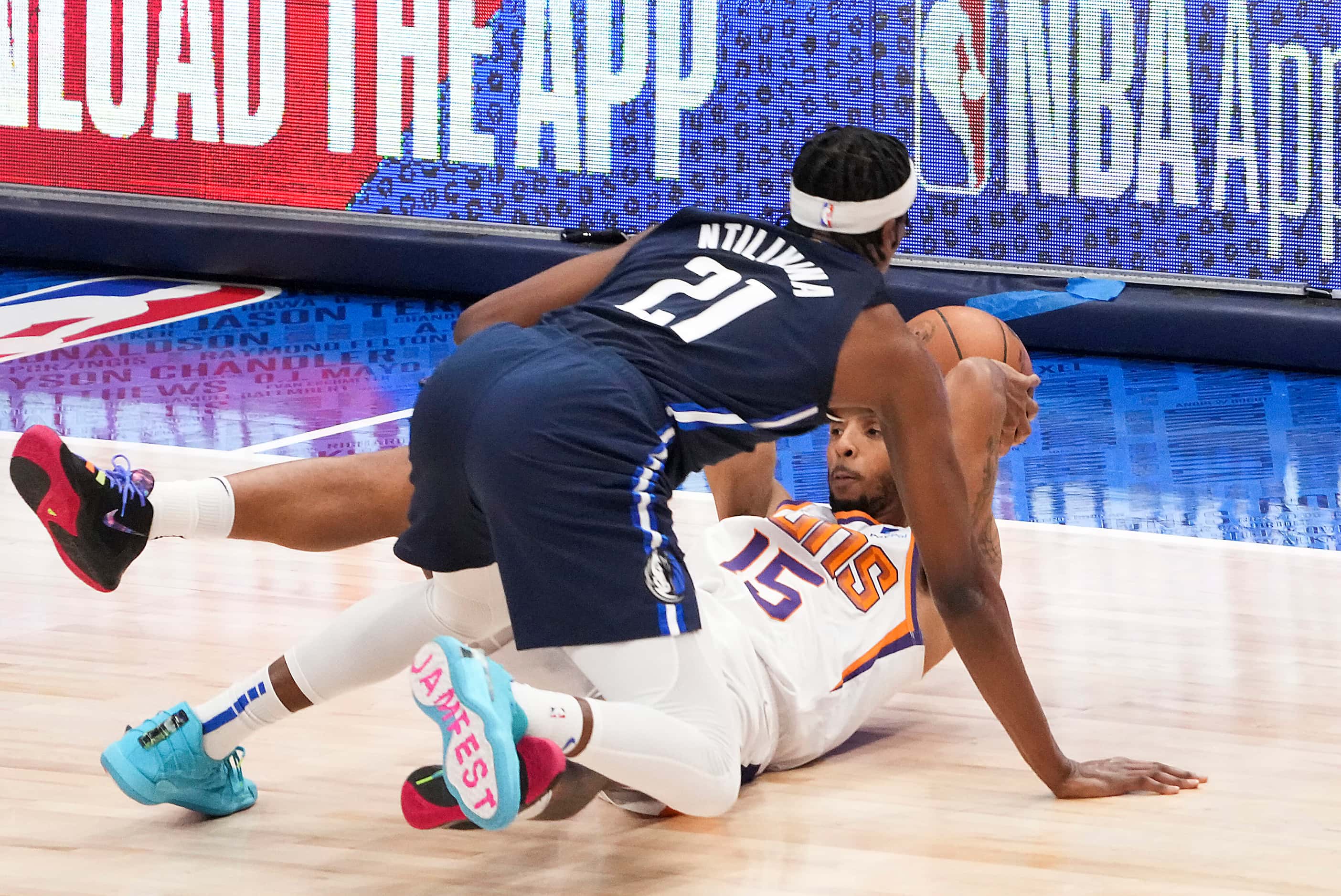 Phoenix Suns guard Cameron Payne (15) controls a loose ball against Dallas Mavericks guard...