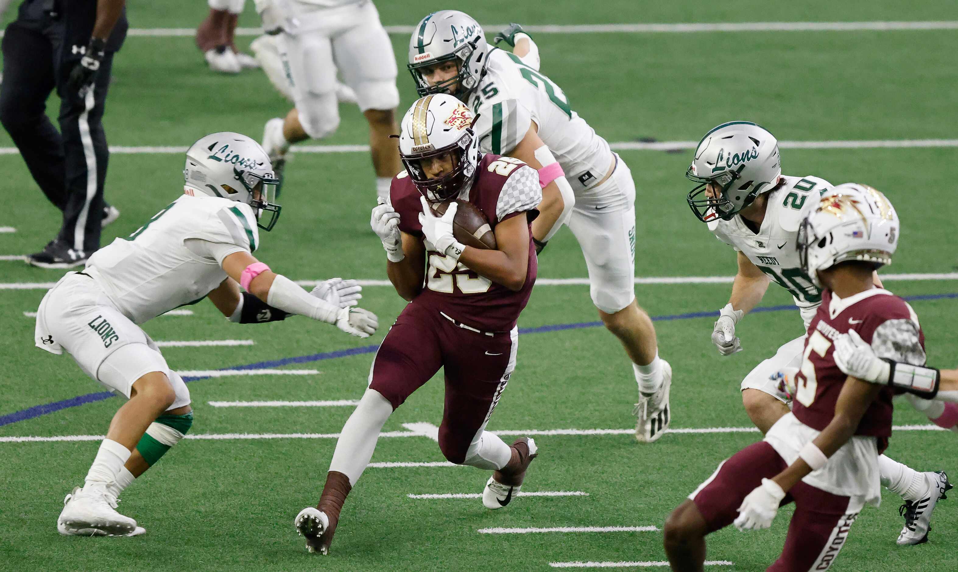 Frisco Heritage receiver Vincent Hooper (25) catches a second quarter pass as Frisco Reedy’s...