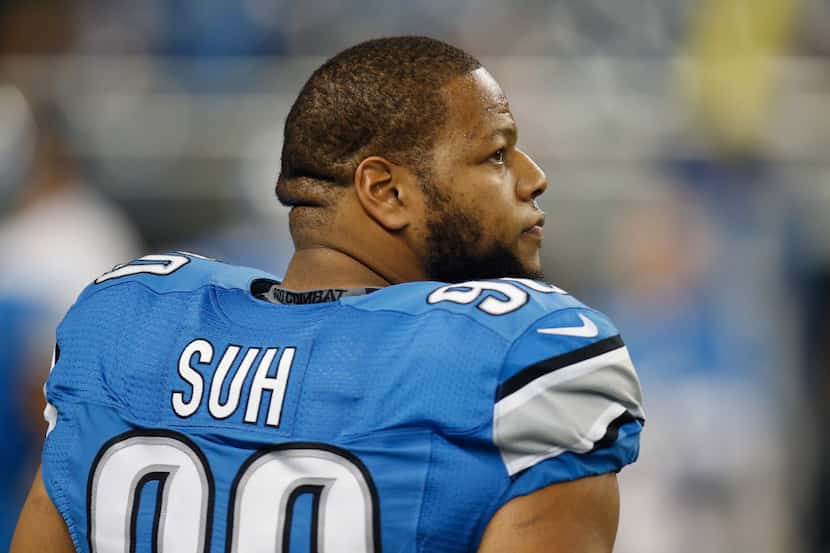 DETROIT, MI - DECEMBER 14: Ndamukong Suh #90 of the Detroit Lions participates in pre game...