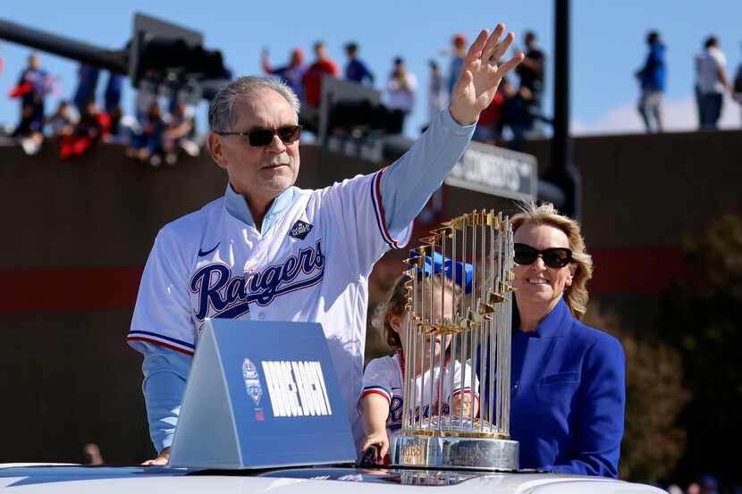 Riding with the World Series trophy, Texas Rangers manager Bruce Bochy and his wife Kim Seib...