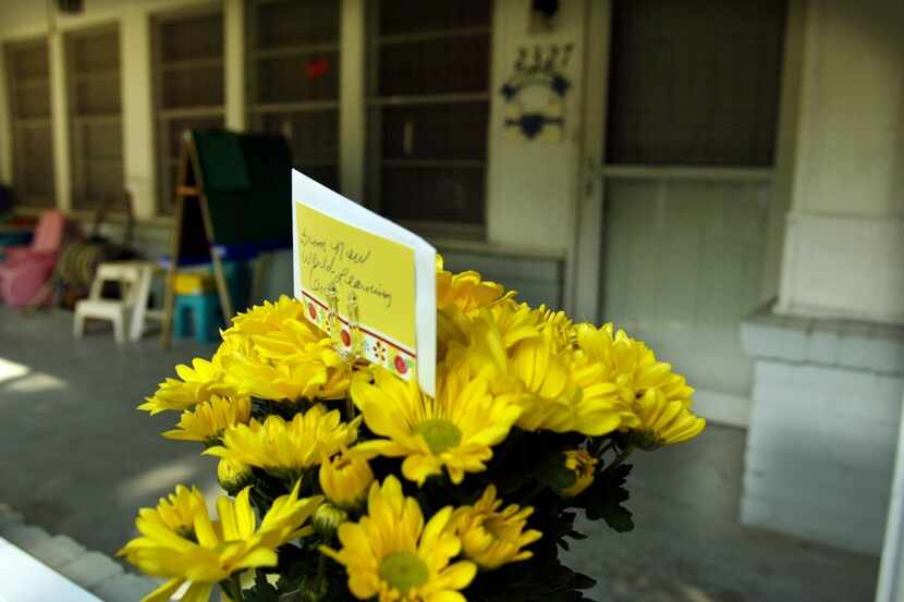 Estas flores fueron dejadas en una casa en Salerno Drive, donde Abel Ochoa mató a cinco...