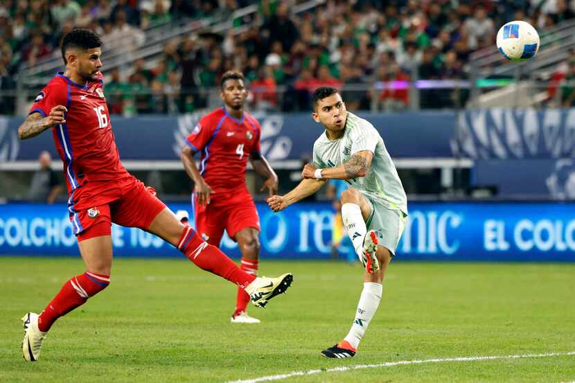 El mediocampista de la selección mexicana, Orbelín Pineda,  dispara a gol ante la presión de...