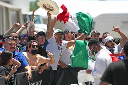 Banderas mexicanas ondearon durante la ceremonia de pesaje de Saúl "Canelo Álvarez y Billy...