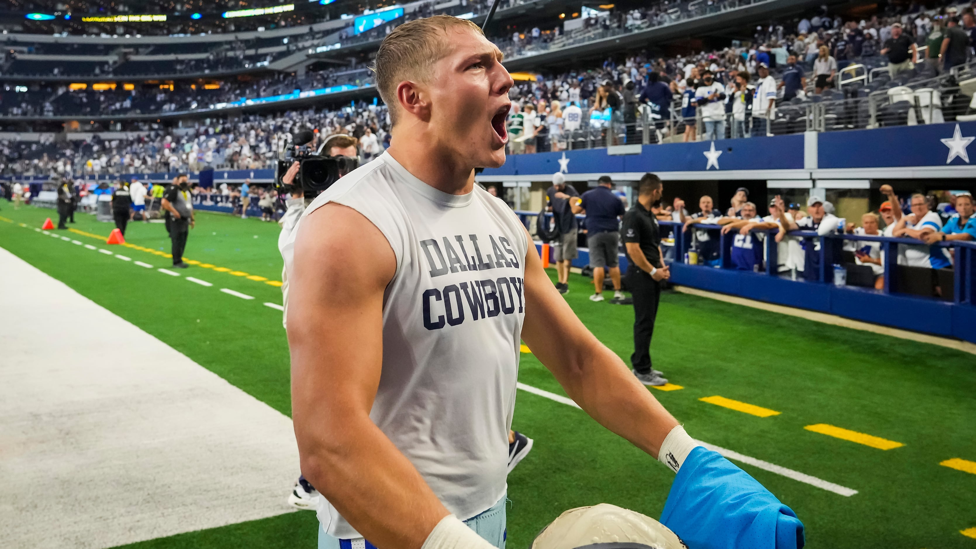 Cowboys' Leighton Vander Esch feeds bear while fishing