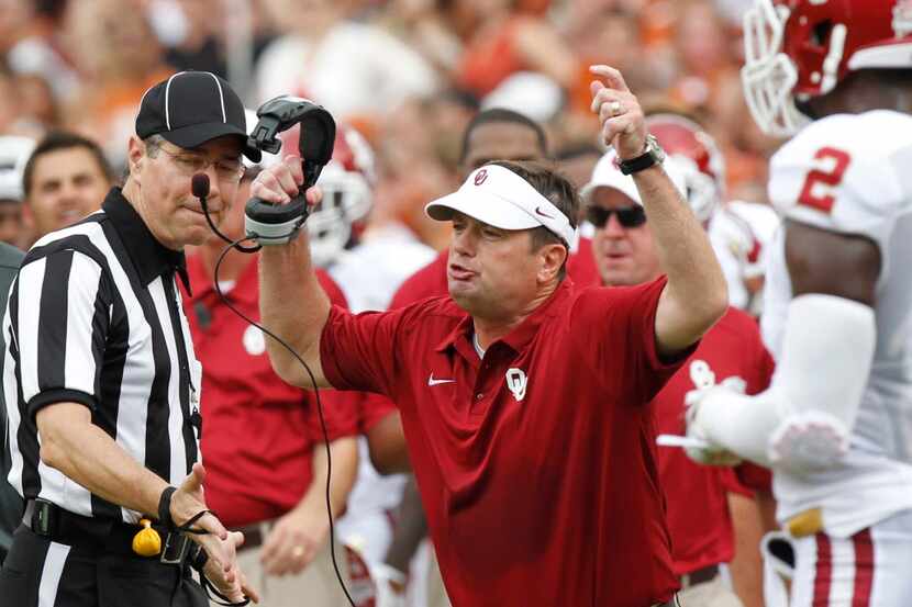 Oklahoma Sooners head coach Bob Stoops argues a fumble call during the first quarter of the...