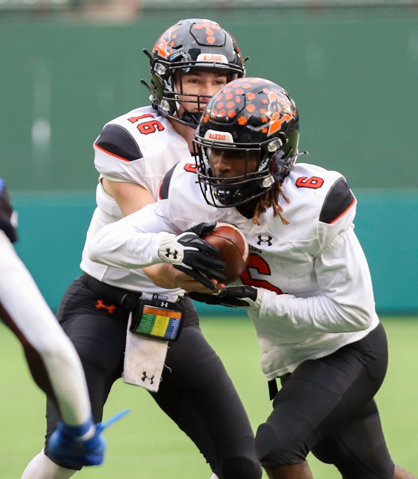 Aledo quarterback Brayden Fowler-Nicolosi (16) hands the ball to running back Demarco...