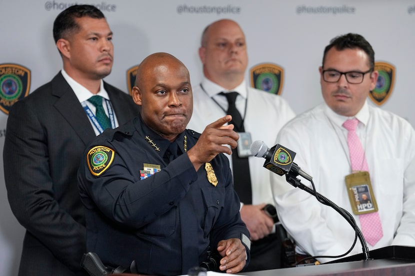 El jefe de la policía de Houston, Troy Finner, en conferencia de prensa en la sede policial...