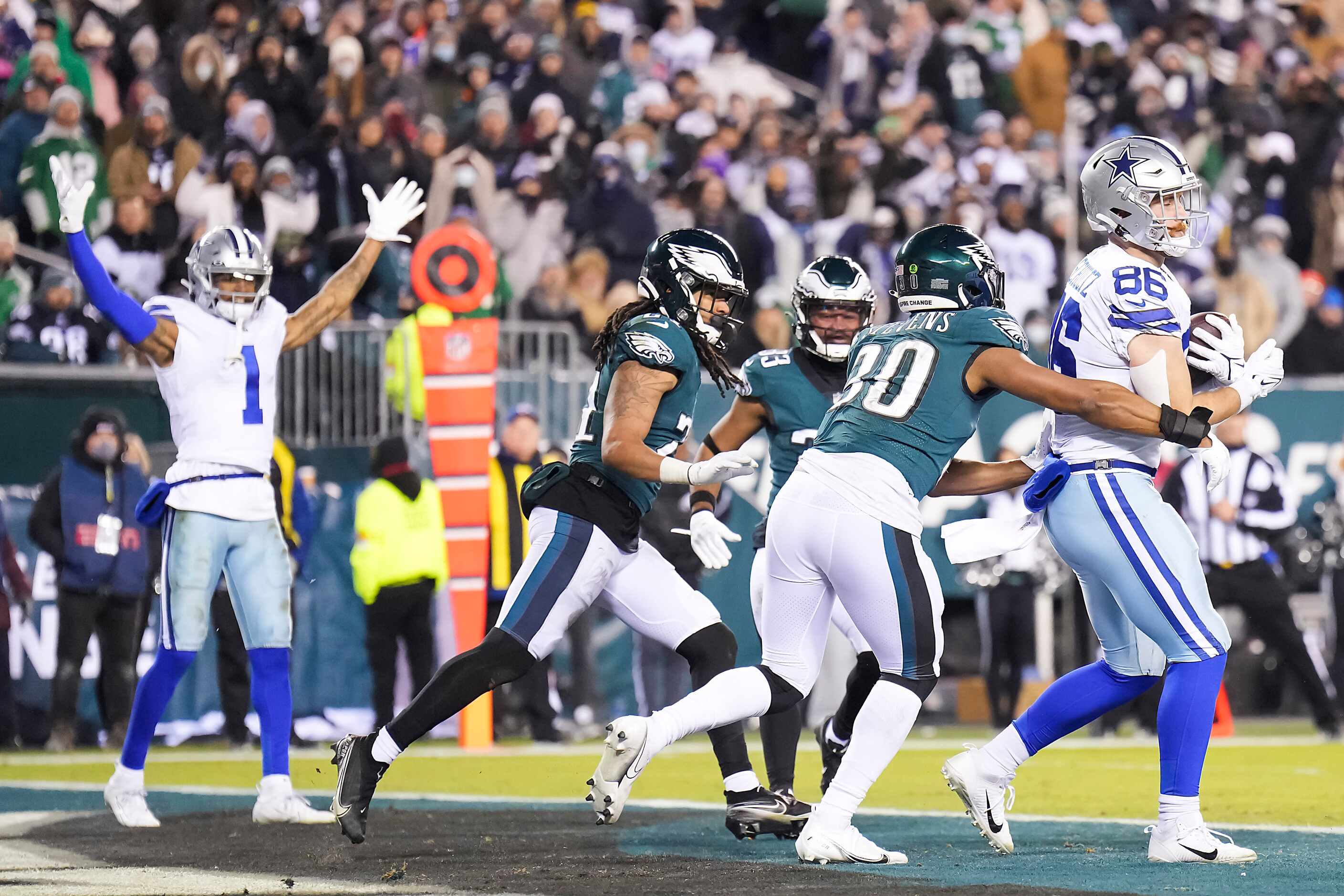 Dallas Cowboys tight end Dalton Schultz (86) scores on 9-yard touchdown reception in front...