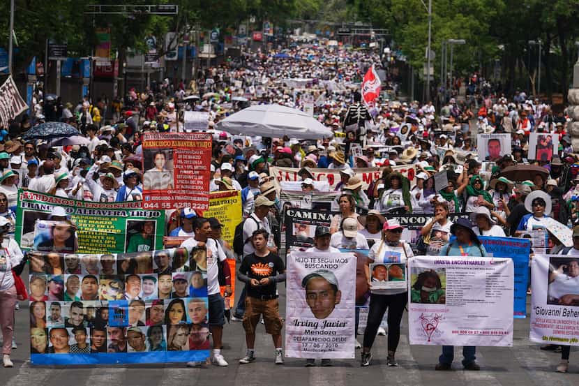 La gente asiste a la Marcha Nacional Anual en Búsqueda de Madres, que se celebra cada Día de...