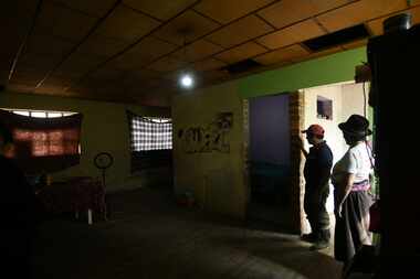 César y María, ambos de 51 años, observan la habitación de su casa en Chimborazo, Ecuador,...