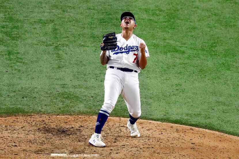 El pitcher mexicano de los Dodgers de Los Ángeles, Julio Urías, celebra la obtención de la...