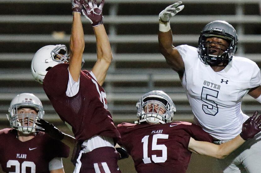 Plano Senior High School wide receiver Dylan Sternitzky (12) was unable to come up with the...