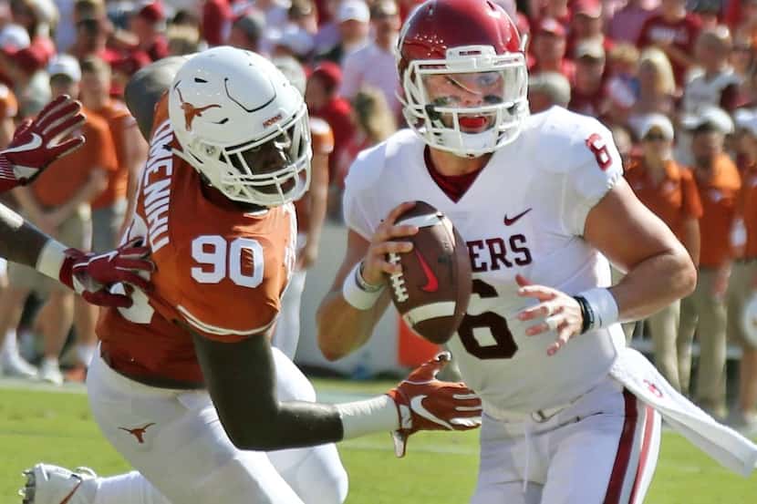 FILE - Oklahoma quarterback Baker Mayfield (6) looks for a receiver as he avoids Texas...