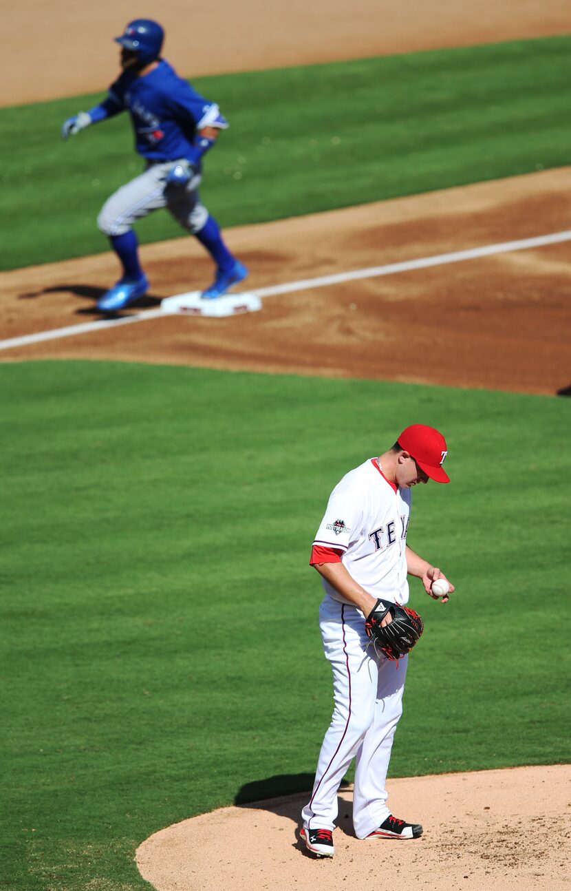 Derek Holland tuvo una mala tarde en la loma