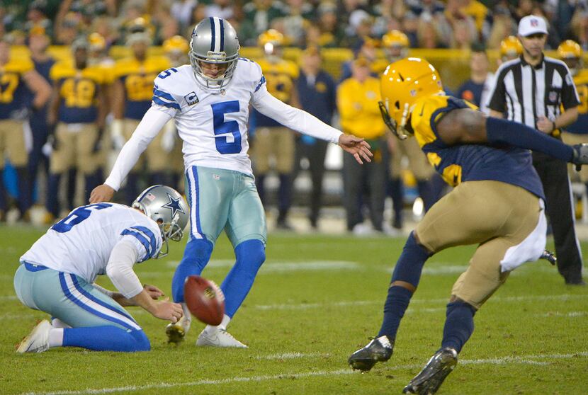 Dallas Cowboys kicker Dan Bailey (5) hits a fourth quarter field goal as the Dallas Cowboys...