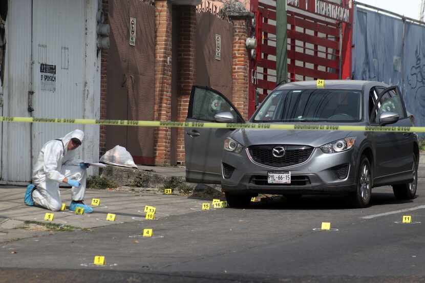 Un agente investigador reconoce el sitio de una balacera en el estado de Morelos.