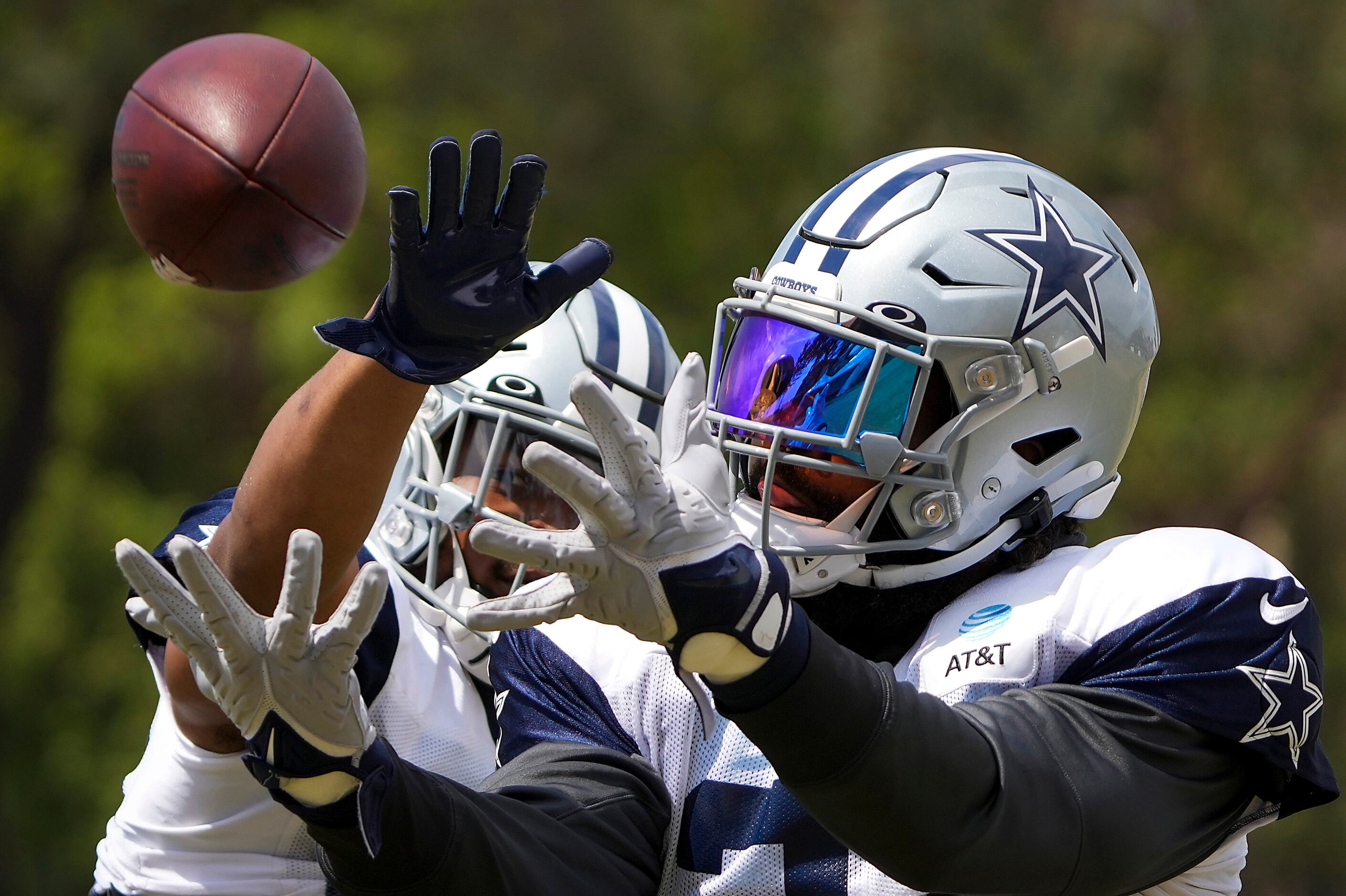 Ezekiel Elliott, Dak Prescott and Jaylon Smith Compete in Supermarket Sweep