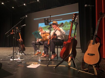 Santiago Barci (izq.) y su padre Gustavo en una presentación en el Centro Cultural Latino.