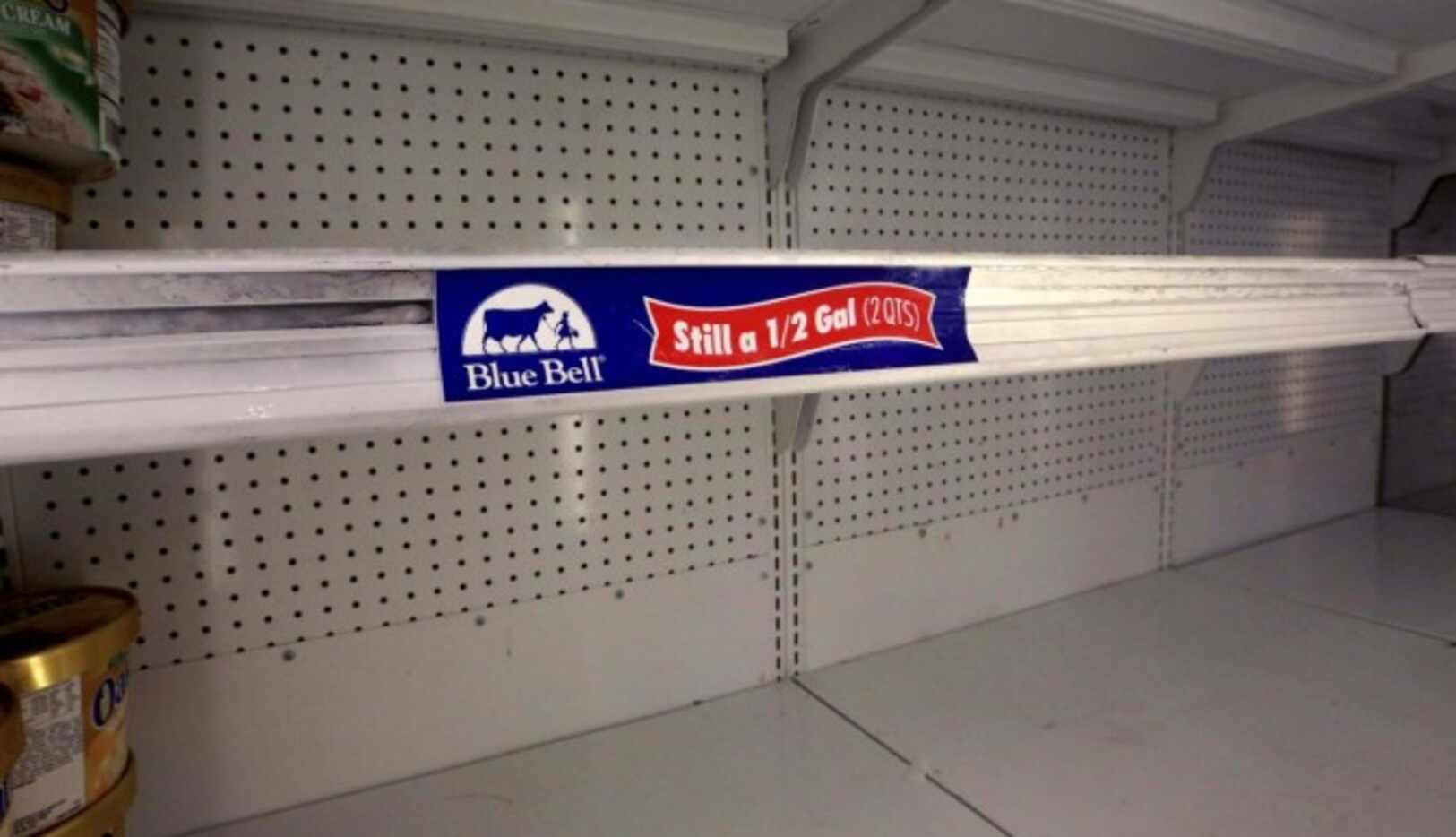 Los anaqueles donde se encontraban los productos Blue Bell en las tiendas de Dallas ya están...