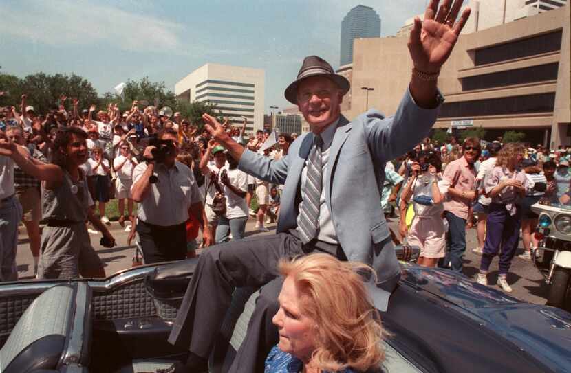 ORG XMIT: S1198B6D1 Shot April 22, 1989 - Tom Landry and his wife Alicia ride in the parade...