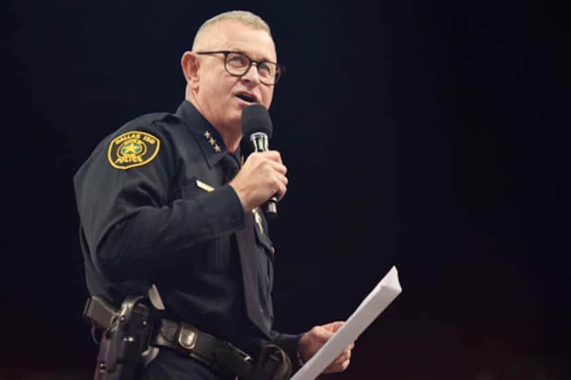 El jefe de policía de DISD Craig Miller habla con los estudiantes de secundaria de Dallas...