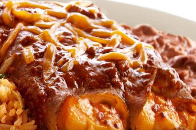 If you were to make a short list of Dallas' most famous dishes, El Fenix's cheese enchilada...