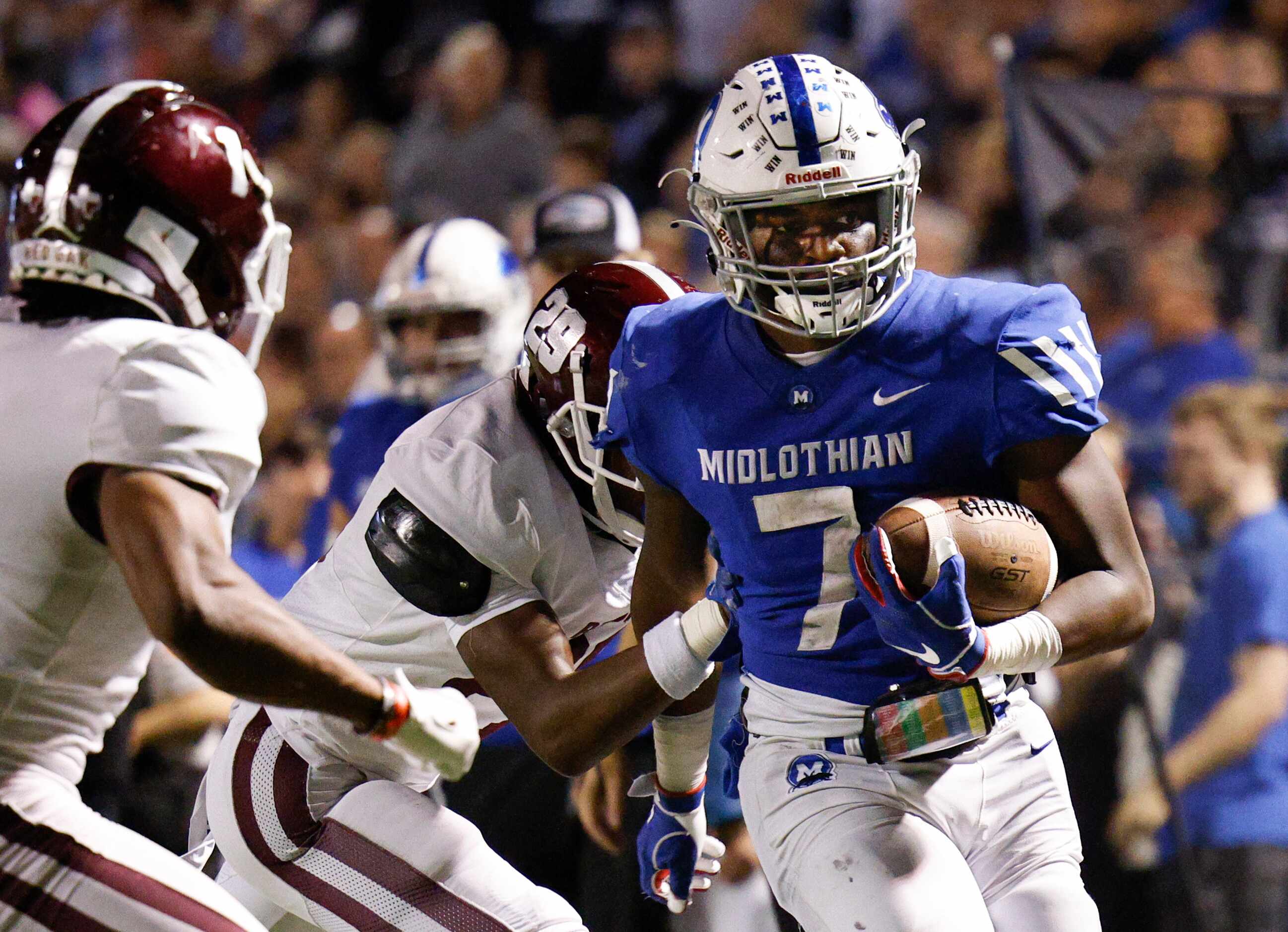 Red Oak defensive backs Maurice Wells (29) and Warren Roberson (1) force Midlothian running...