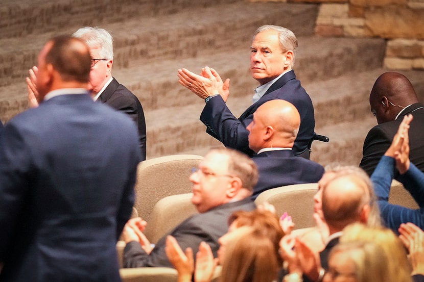 El gobernador Greg Abbott durante la vigilia en la Cottonwood Creek Church el domingo, un...