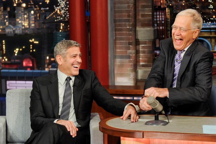  George Clooney handcuffs himself to host David Letterman on the set of the Late Show.